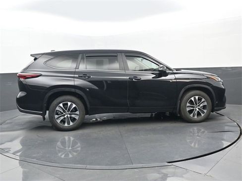 Used 2024 Toyota Highlander XLE image 2