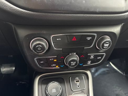 Used 2018 Jeep Compass Latitude w/ Popular Equipment Group AWD/4WD image 29