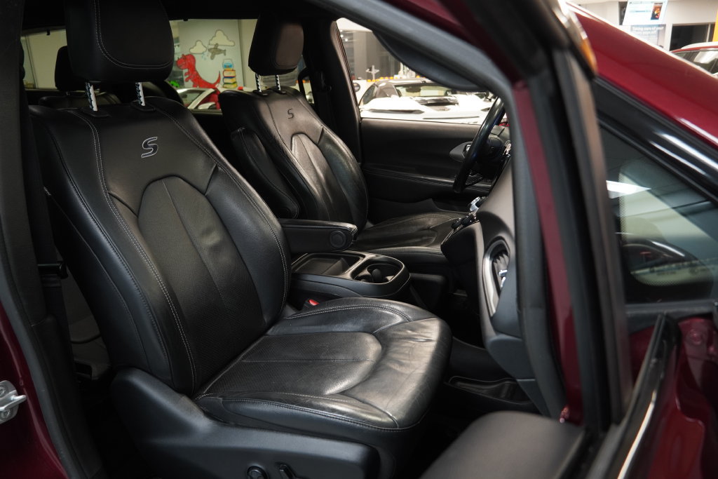 Used 2020 Chrysler Pacifica Touring-L AWD/4WD image 34