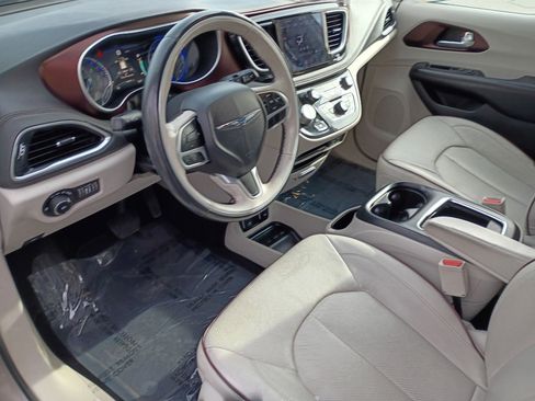 Used 2018 Chrysler Pacifica Limited image 10