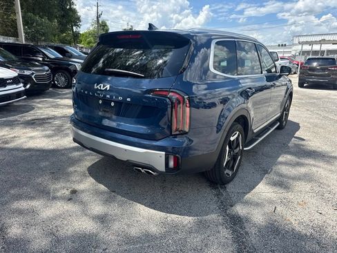 Used 2024 Kia Telluride EX w/ EX Captain's Chair Package FWD image 5