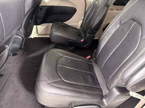 Used 2017 Chrysler Pacifica Touring-L FWD image 18