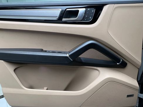 Used 2023 Porsche Cayenne Platinum Edition image 19