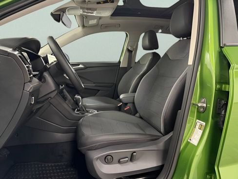 New 2025 Volkswagen Taos SE image 17