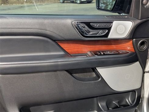 Used 2019 Lincoln Navigator Reserve image 12
