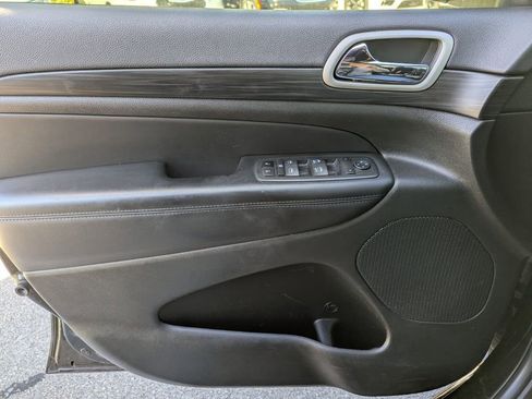 Used 2022 Jeep Grand Cherokee Laredo X image 24