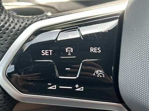 Used 2024 Volkswagen Tiguan SE R-Line FWD image 33