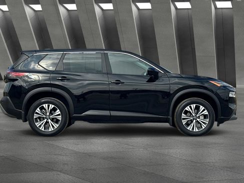 Used 2023 Nissan Rogue SV image 3