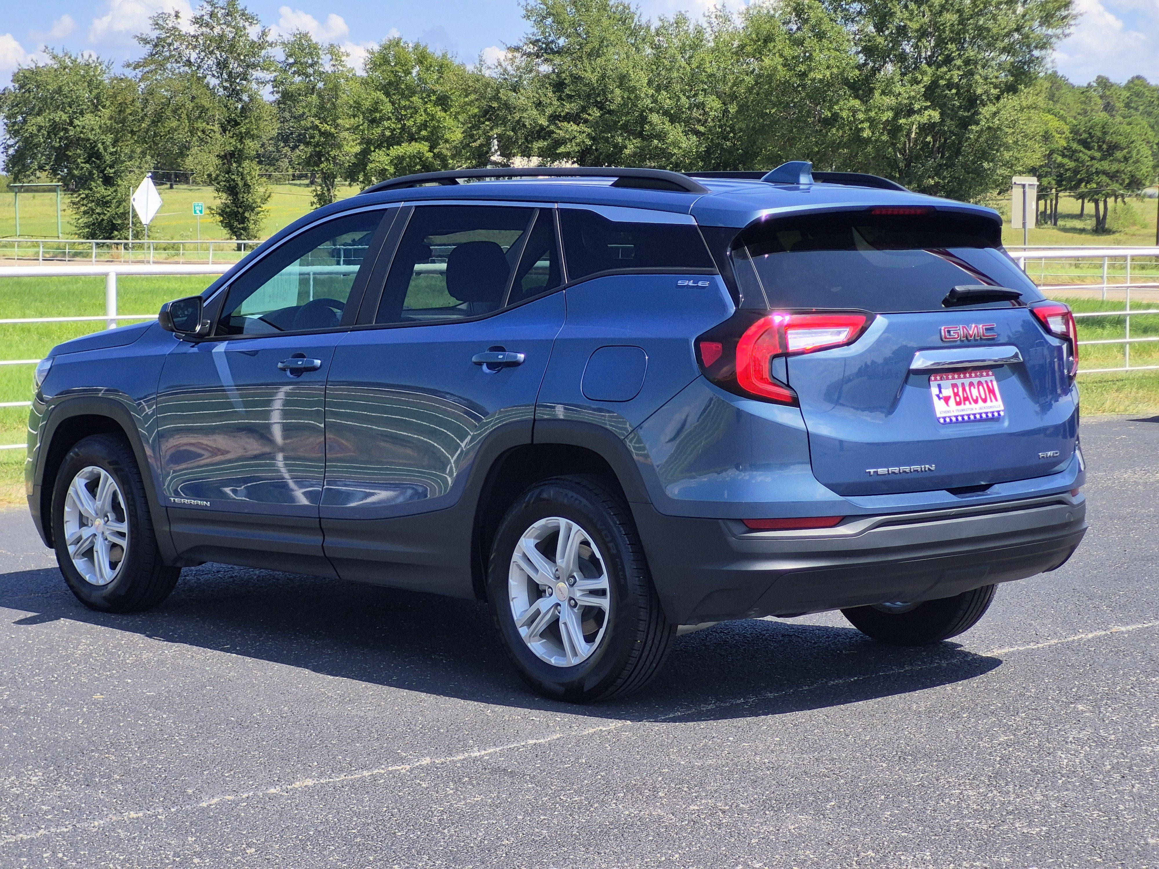 Used 2024 GMC Terrain SLE w/ Driver Convenience Package AWD/4WD image 4