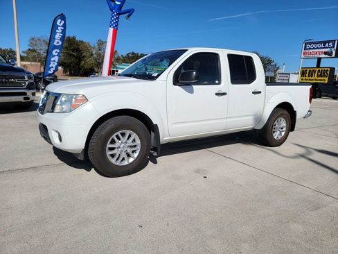 Used 2021 Nissan Frontier SV image 1