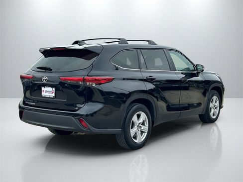 Used 2023 Toyota Highlander LE image 5