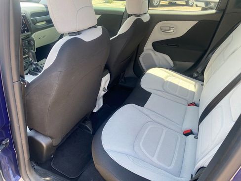 Used 2021 Jeep Renegade Latitude w/ Luxury Group I AWD/4WD image 22