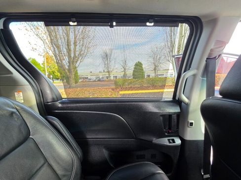 Used 2017 Toyota Sienna SE w/ SE Preferred Package image 22