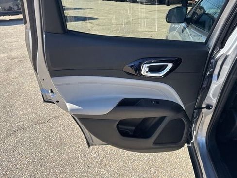 Used 2022 Jeep Compass Limited AWD/4WD image 18