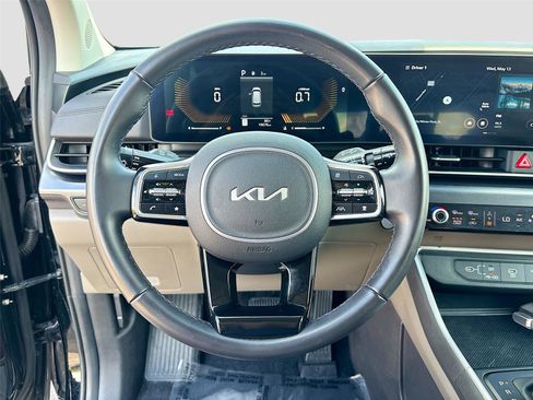 Used 2025 Kia Carnival FWD image 11