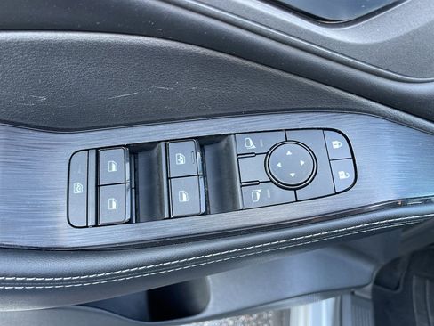 Used 2025 Nissan Rogue SV image 9