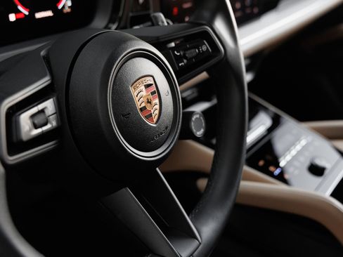 Certified 2025 Porsche Cayenne AWD/4WD image 20