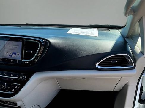 Used 2024 Chrysler Pacifica Touring-L FWD image 29