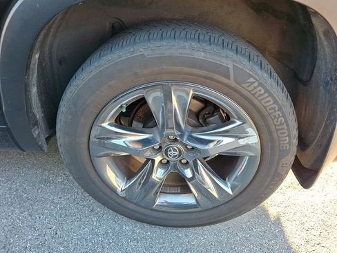 Used 2018 Toyota Highlander Limited Platinum image 3