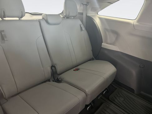 Used 2022 Toyota Sienna XLE w/ XLE Plus Package FWD image 22
