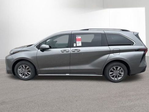 Used 2026 Toyota Sienna XLE image 14