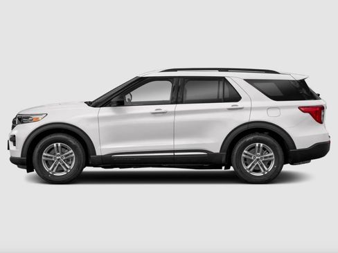 Used 2022 Ford Explorer XLT w/ Equipment Group 202A AWD/4WD image 3