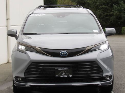 Certified 2024 Toyota Sienna XLE Woodland Edition AWD/4WD image 3