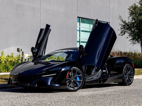 Used 2023 McLaren Artura RWD image 26