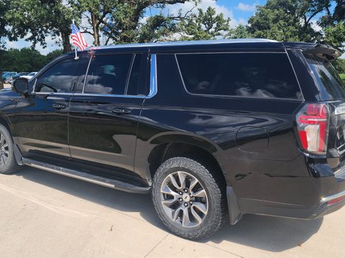 Used 2023 Chevrolet Suburban LT w/ LT Signature Package AWD/4WD image 6