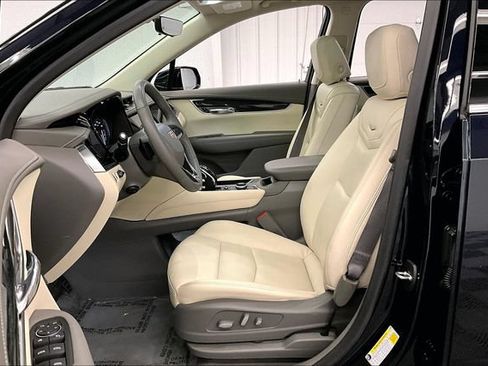 Used 2022 Cadillac XT6 Premium Luxury w/ Technology Package FWD image 23