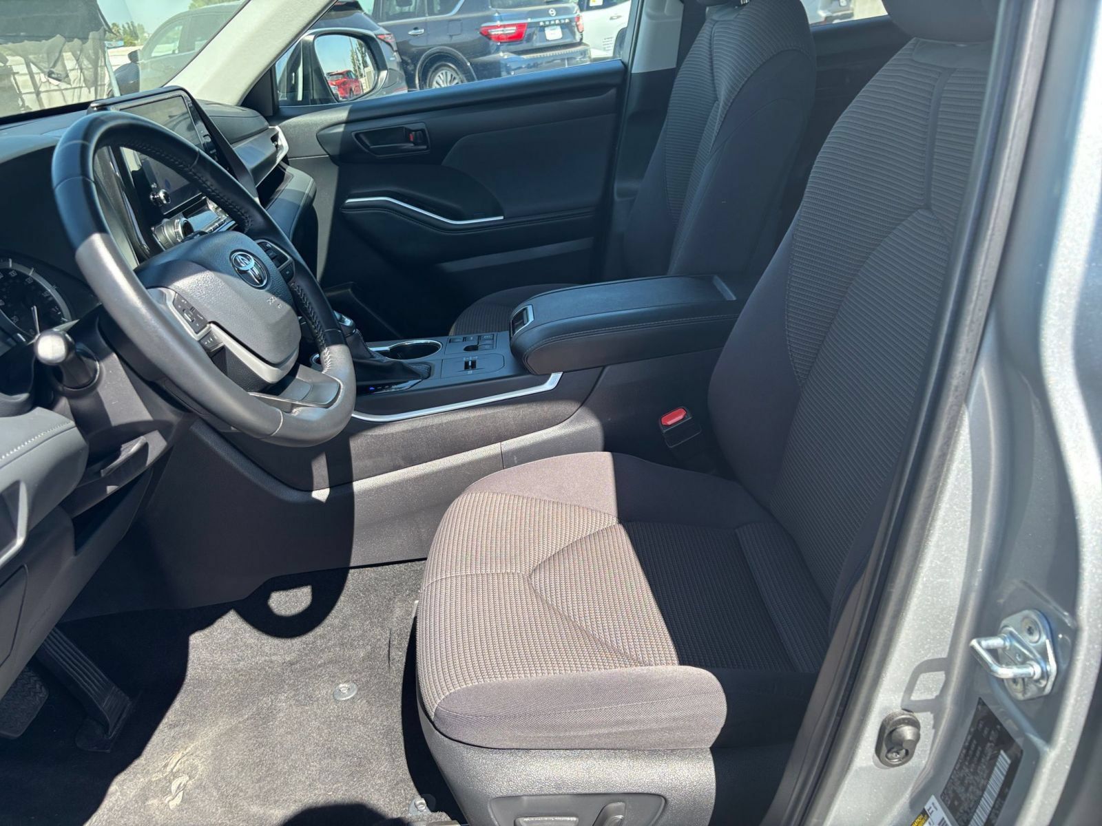 Used 2025 Toyota Highlander LE FWD image 27