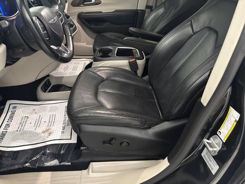 Used 2017 Chrysler Pacifica Touring-L Plus FWD image 30