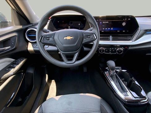 Used 2025 Chevrolet Trax LT FWD image 6