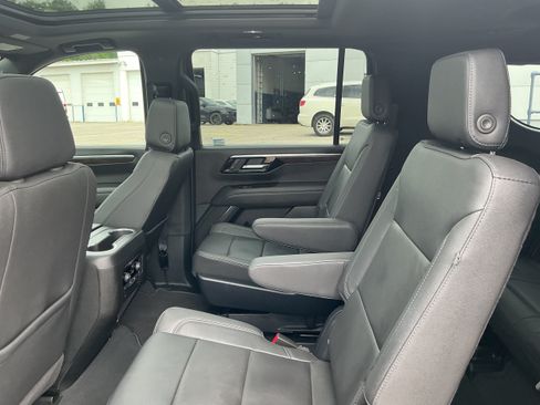 Certified 2025 Chevrolet Suburban LT w/ Comfort Package AWD/4WD image 12