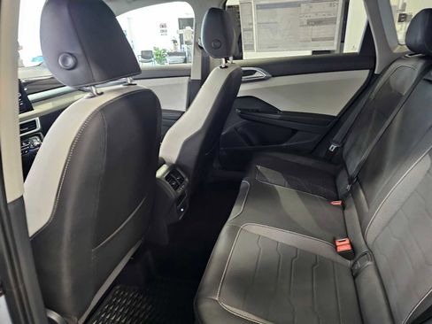 New 2025 Volkswagen Taos SE image 19