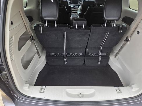 Used 2023 Chrysler Pacifica Touring-L image 9