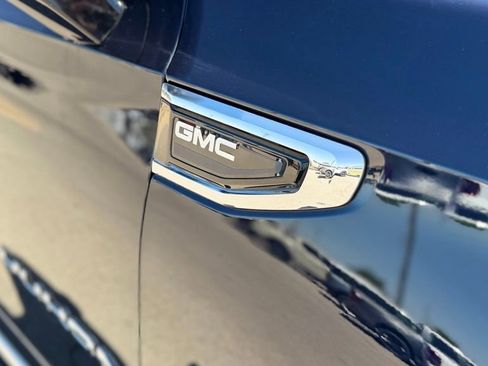 Used 2022 GMC Yukon SLT w/ SLT Premium Package AWD/4WD image 3