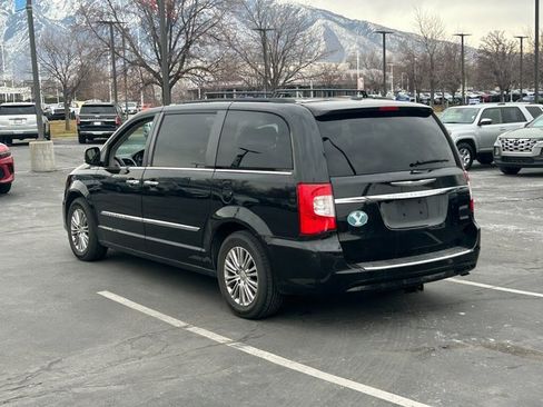 Used 2014 Chrysler Town & Country Touring-L w/ Driver Convenience Group image 5