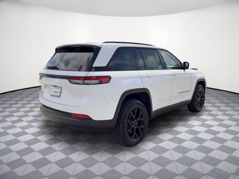 Used 2025 Jeep Grand Cherokee Altitude AWD/4WD image 9
