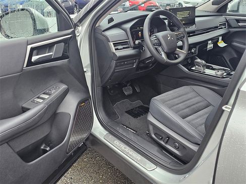 New 2026 Mitsubishi Outlander SE image 15