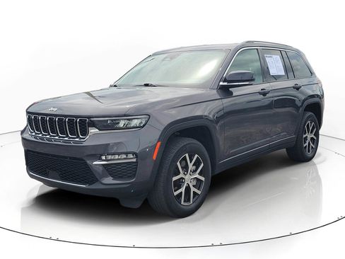 Used 2023 Jeep Grand Cherokee Limited image 3