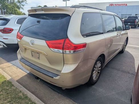Used 2013 Toyota Sienna XLE w/ Premium Pkg image 3