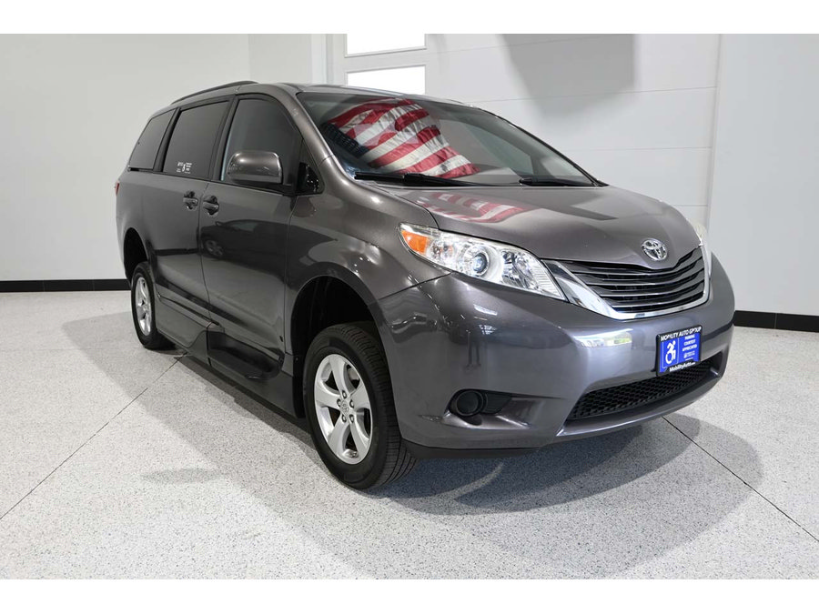 Used 2017 Toyota Sienna LE FWD image 3