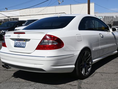 Used 2009 Mercedes-Benz CLK 550 Coupe image 4