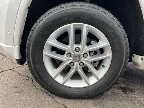 Used 2018 Jeep Grand Cherokee Overland image 16