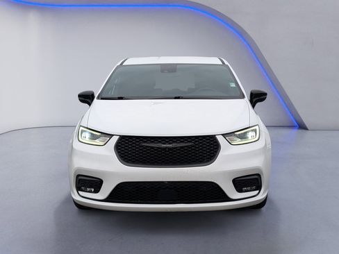 Used 2024 Chrysler Pacifica Select image 3