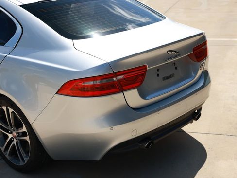 Used 2017 Jaguar XE Premium RWD image 39