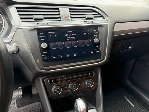 Used 2018 Volkswagen Tiguan SE AWD/4WD image 19