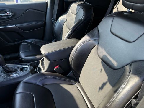 Used 2019 Jeep Cherokee Latitude Plus w/ Comfort/Convenience Group image 3