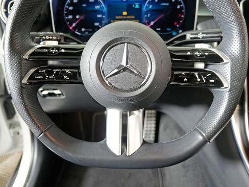 Used 2025 Mercedes-Benz GLC 300 4MATIC image 17